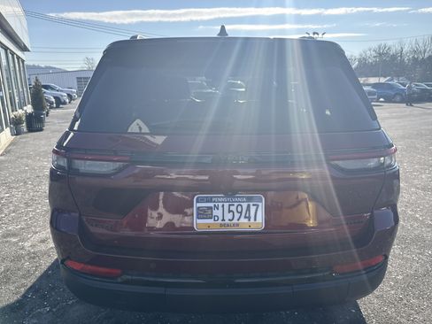 Used 2023 Jeep Grand Cherokee Limited w/ Luxury Tech Group II image 4