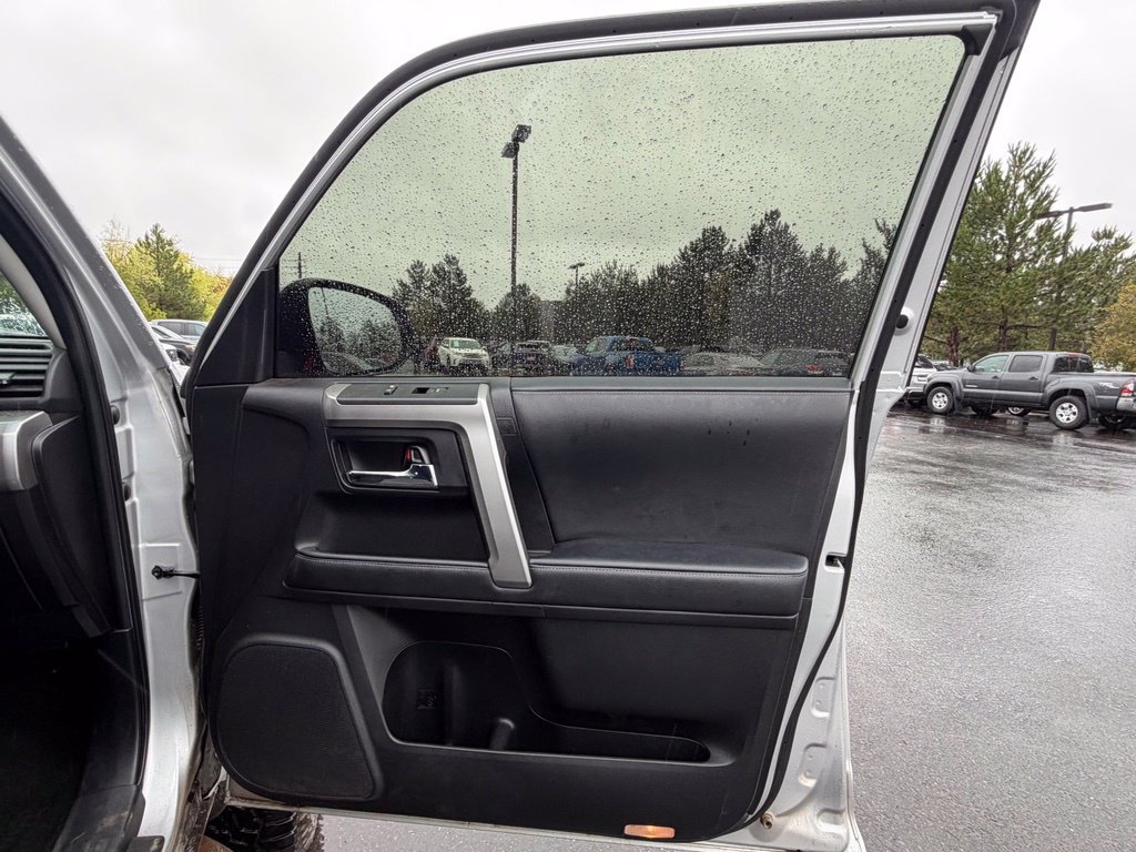 Used 2020 Toyota 4Runner SR5 AWD/4WD image 10