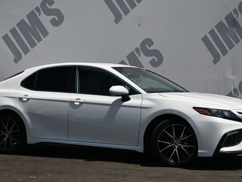 Used 2024 Toyota Camry SE w/ Blackout Package (TMS) FWD image 3