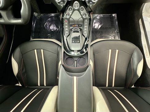 Used 2021 Aston Martin V8 Vantage Coupe image 26