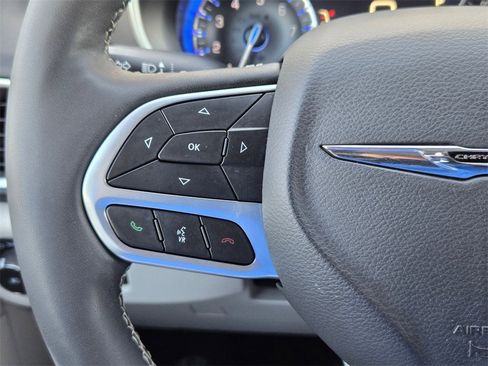 Used 2024 Chrysler Pacifica Touring-L image 20