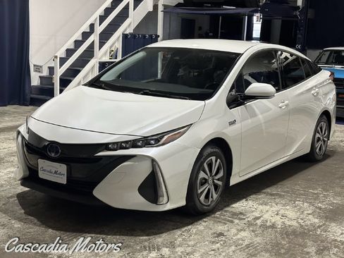 Used 2017 Toyota Prius Prime Premium FWD image 3