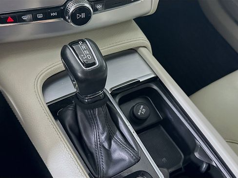 Used 2018 Volvo XC90 T6 Momentum w/ Convenience Package image 24