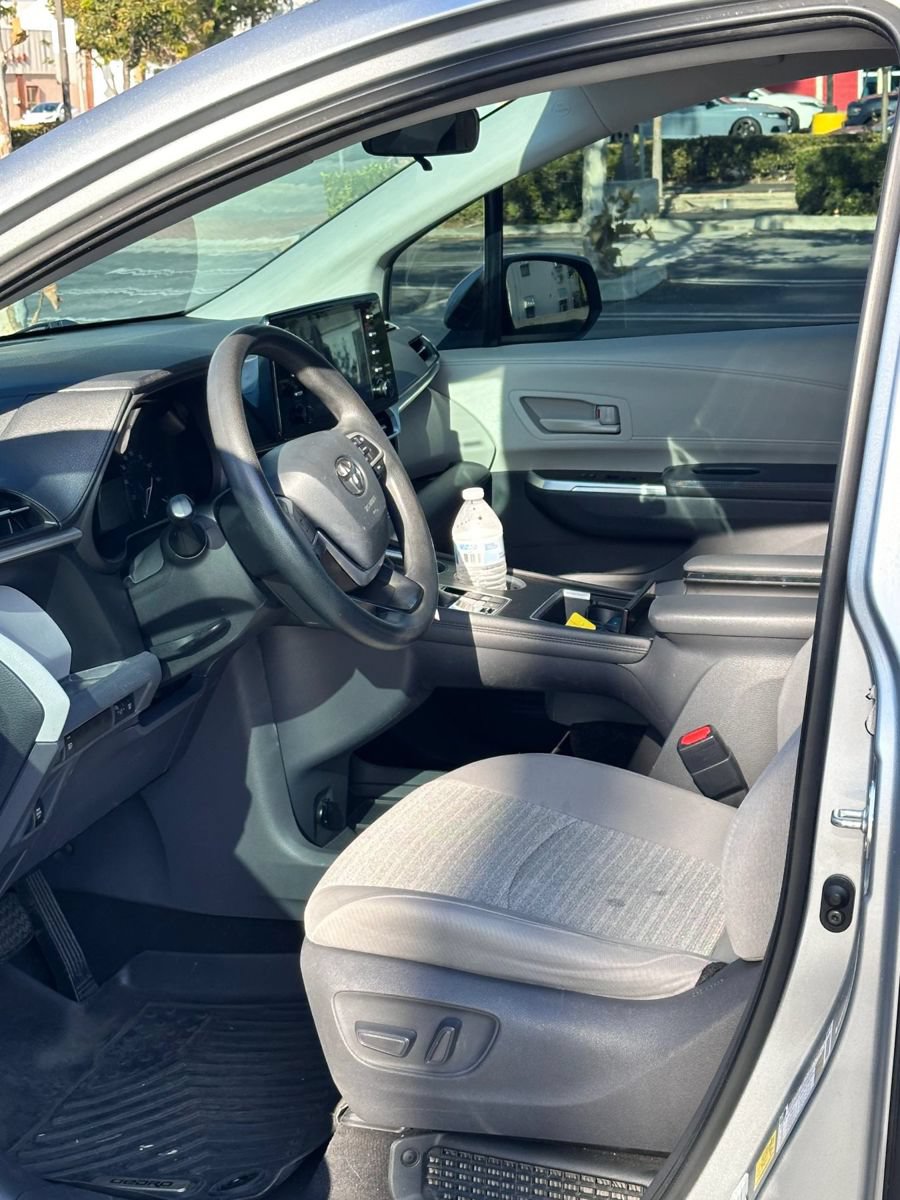 Used 2021 Toyota Sienna LE FWD image 3