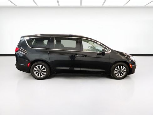 Used 2021 Chrysler Pacifica Touring-L image 24