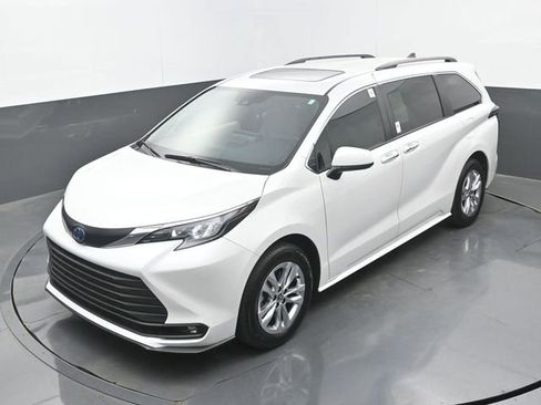 Used 2025 Toyota Sienna XLE w/ XLE Plus Package image 32