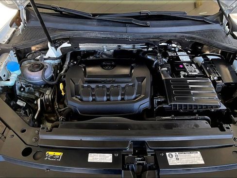 Used 2018 Volkswagen Tiguan SE w/ Panoramic Sunroof Package image 9