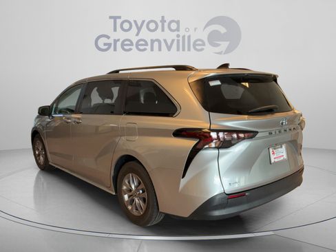 Certified 2025 Toyota Sienna XLE FWD image 4