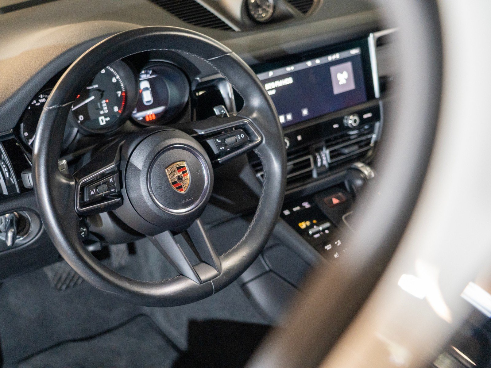 Certified 2025 Porsche Macan AWD/4WD image 13