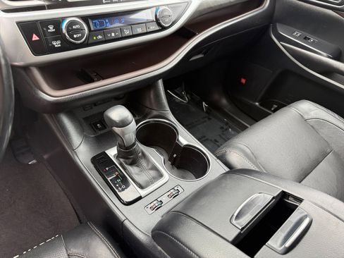 Used 2017 Toyota Highlander Limited Platinum image 13