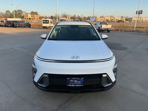 Used 2024 Hyundai Kona SEL image 2