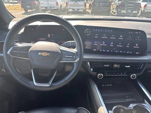 Used 2025 Chevrolet Suburban Premier AWD/4WD image 12