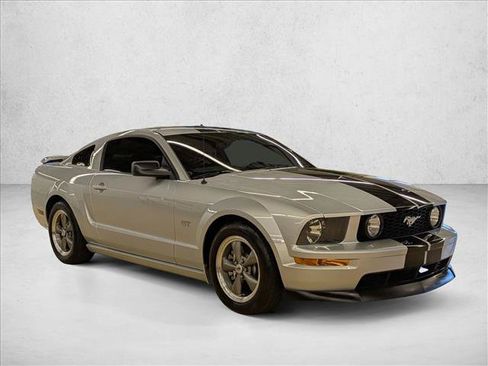 Used 2005 Ford Mustang GT RWD image 3