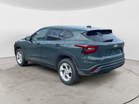 Used 2025 Chevrolet Trax LS w/ LS Convenience Package image 3