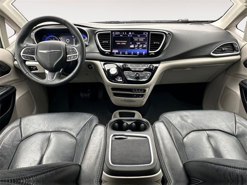 Used 2022 Chrysler Pacifica Touring-L image 10