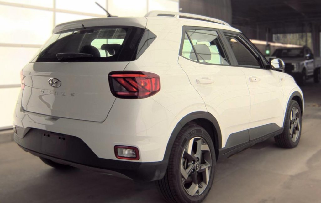Used 2025 Hyundai Venue SEL FWD image 4