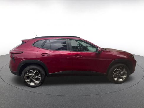 Used 2025 Chevrolet Trax LT w/ LT Convenience Package FWD image 16