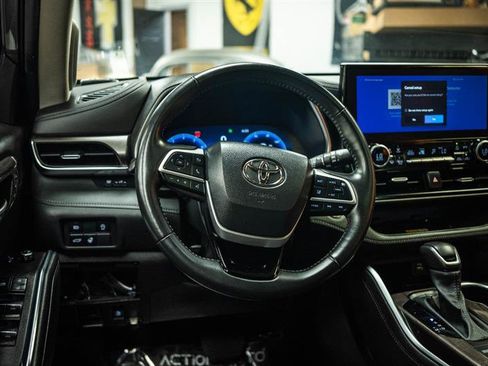 Used 2024 Toyota Highlander Limited AWD/4WD image 17