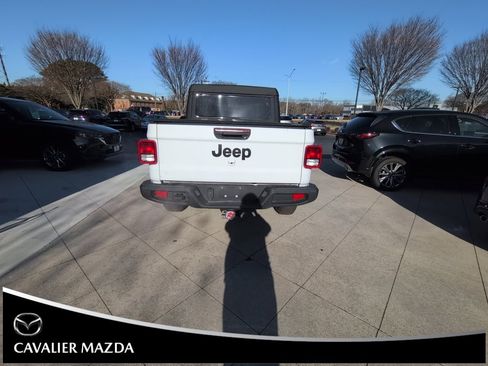 Used 2023 Jeep Gladiator Sport image 5