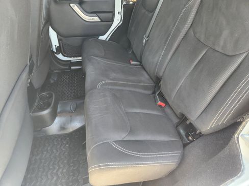 Used 2014 Jeep Wrangler Unlimited Rubicon w/ Connectivity Group AWD/4WD image 28