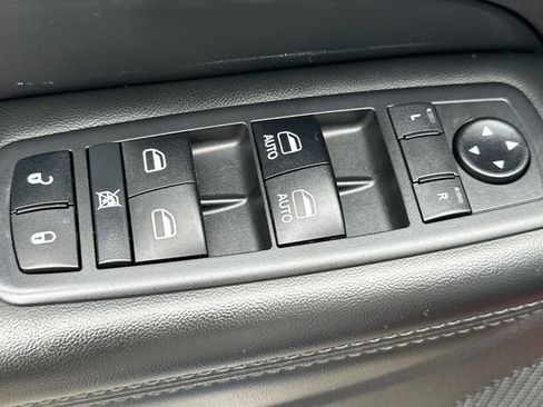 Used 2019 Jeep Grand Cherokee Laredo AWD/4WD image 25