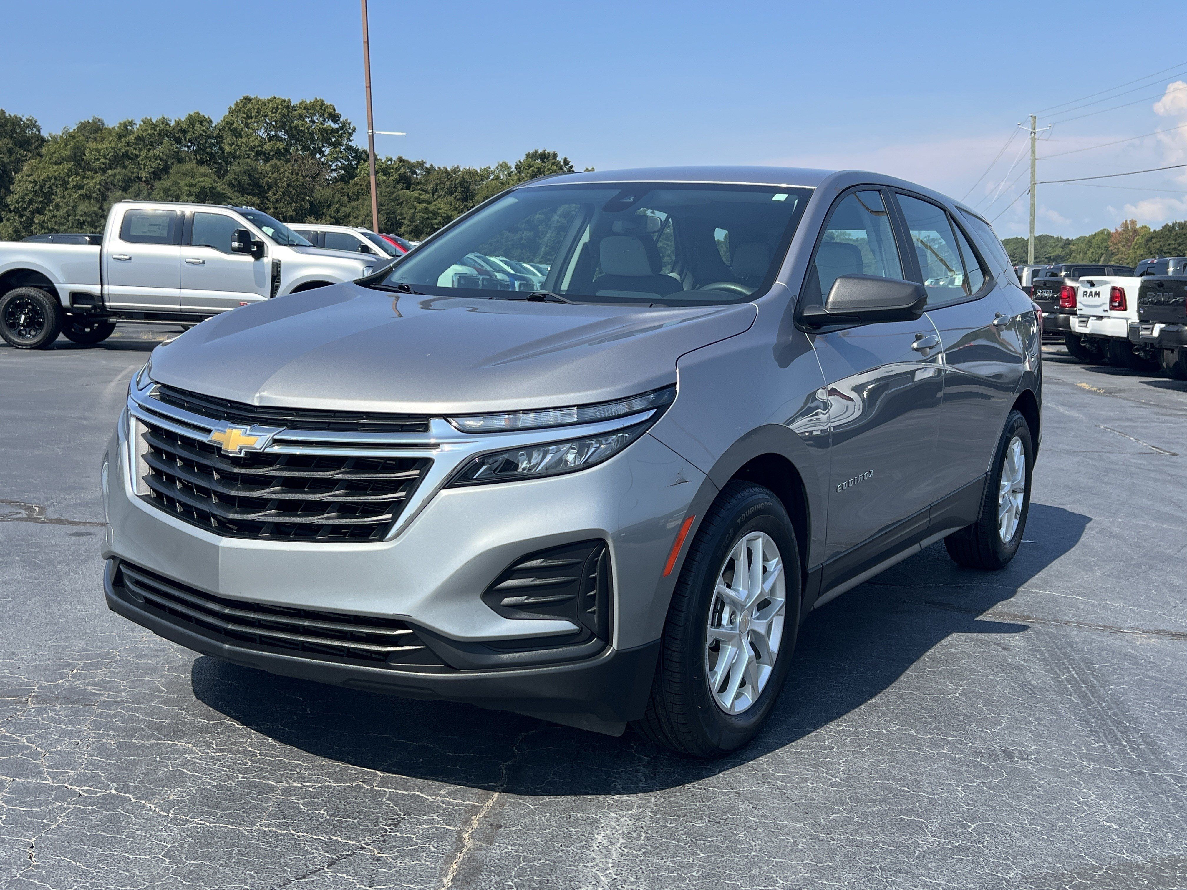 Used 2023 Chevrolet Equinox LS FWD image 2