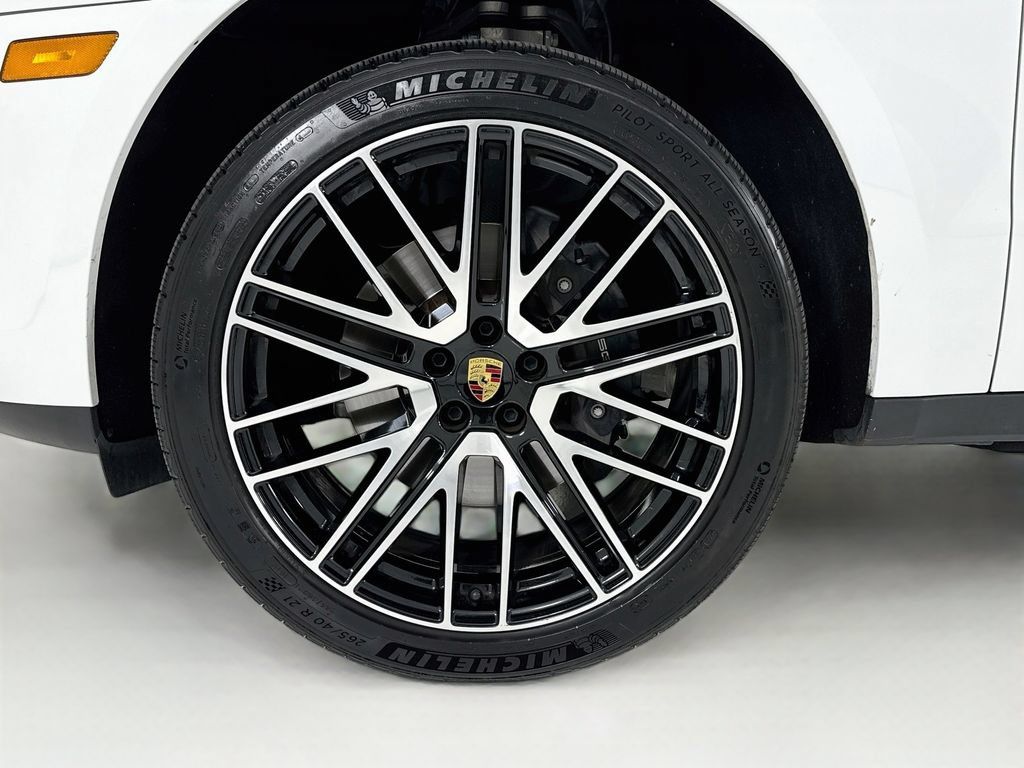 Certified 2025 Porsche Macan AWD/4WD image 32