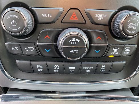 Used 2019 Jeep Grand Cherokee Laredo image 14