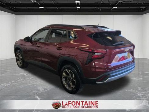 Used 2025 Chevrolet Trax LT w/ LT Convenience Package FWD image 3