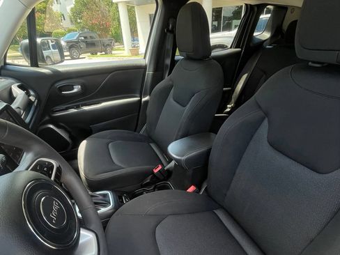 Used 2023 Jeep Renegade Latitude AWD/4WD image 21