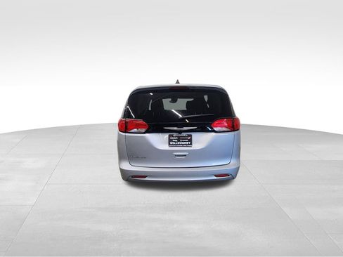 Used 2023 Chrysler Voyager LX FWD image 7