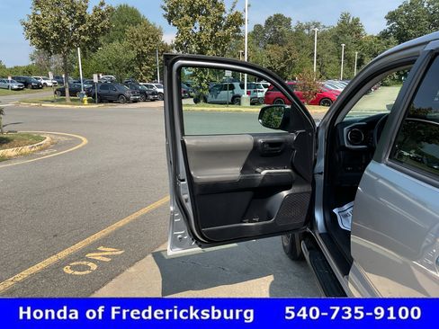 Used 2019 Toyota Tacoma SR5 w/ Four Season Floor Mat Package AWD/4WD image 15