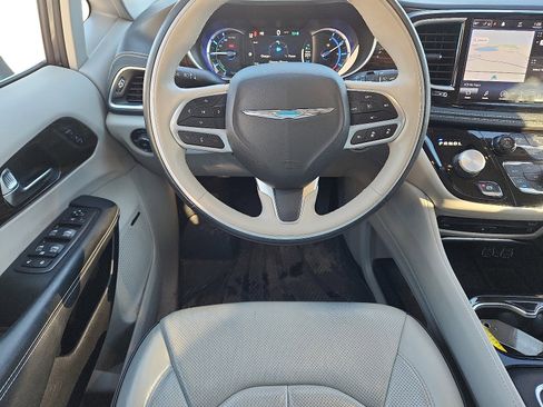 Used 2021 Chrysler Pacifica Limited w/ Uconnect Theater Family Group image 10