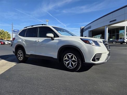 Used 2023 Subaru Forester Premium image 2