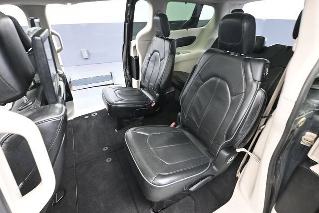 Used 2018 Chrysler Pacifica Limited FWD image 32