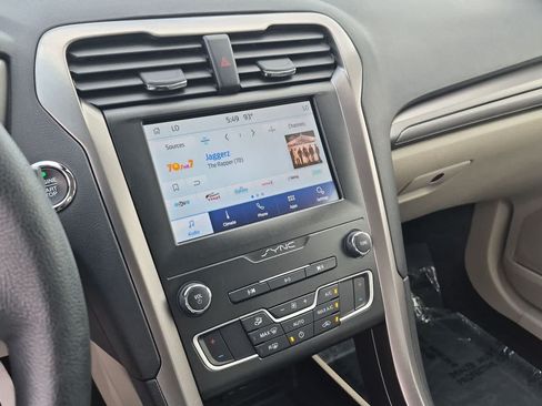 Used 2020 Ford Fusion SE FWD image 26