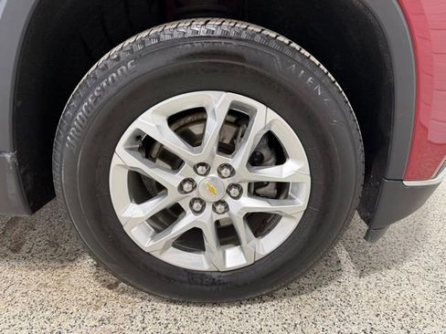 Used 2021 Chevrolet Traverse LT image 40