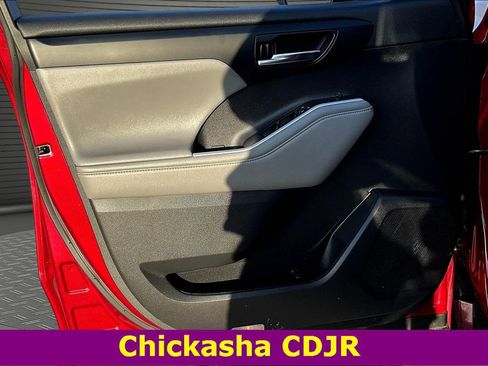 Used 2022 Toyota Highlander XLE image 19