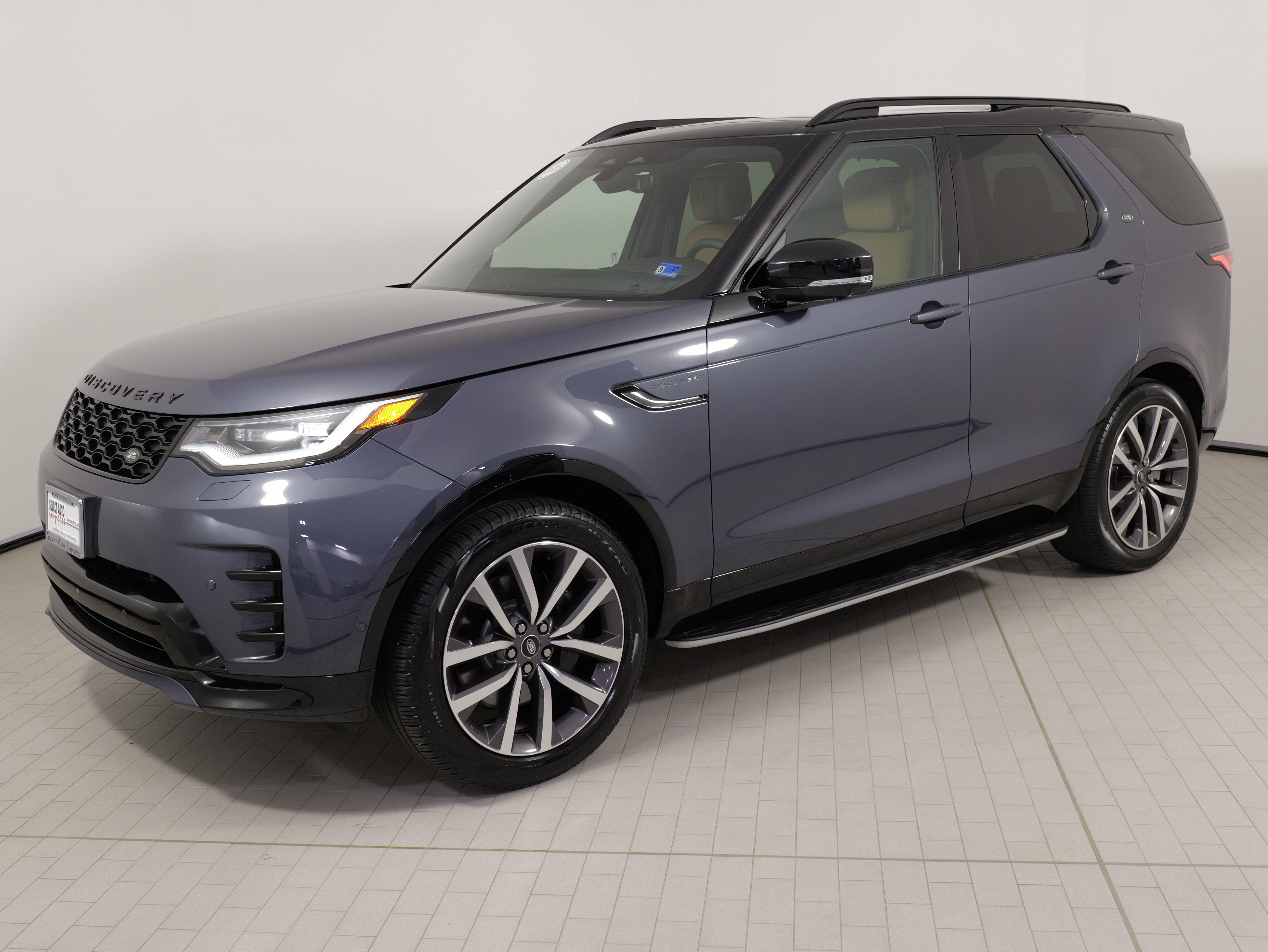 Used 2024 Land Rover Discovery Dynamic SE AWD/4WD image 1