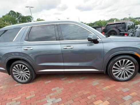 Used 2024 Hyundai Palisade Calligraphy FWD image 2