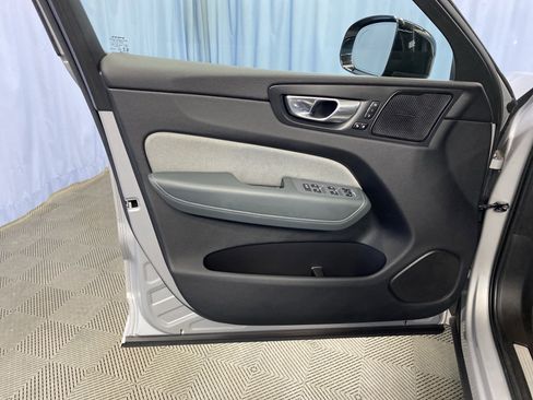 Used 2022 Volvo XC60 B5 R-Design image 11