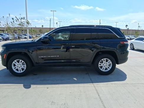 Used 2025 Jeep Grand Cherokee Laredo RWD image 3