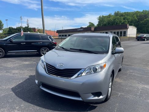 Used 2013 Toyota Sienna LE FWD image 1