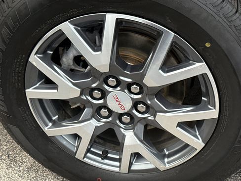 Certified 2023 GMC Acadia SLT w/ Preferred Package image 9