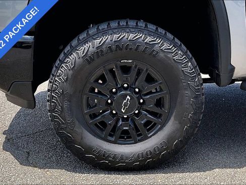Used 2025 Chevrolet Silverado 2500 ZR2 w/ Technology Package AWD/4WD image 8