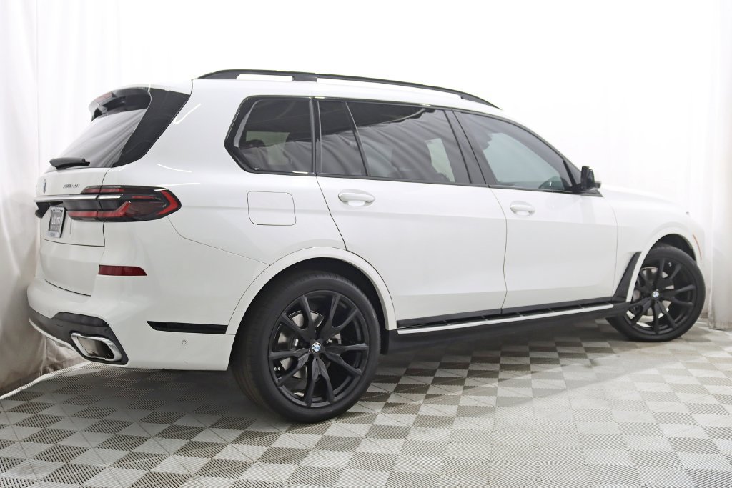Used 2024 BMW X7 xDrive40i w/ M Sport Package AWD/4WD image 8
