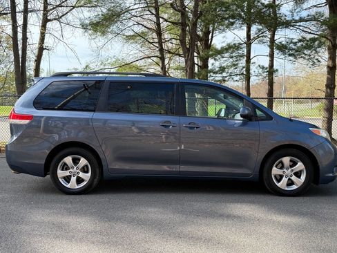 Used 2014 Toyota Sienna LE image 4