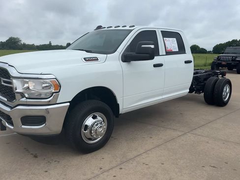 Used 2024 RAM 3500 Tradesman w/ Chrome Appearance Group AWD/4WD image 4