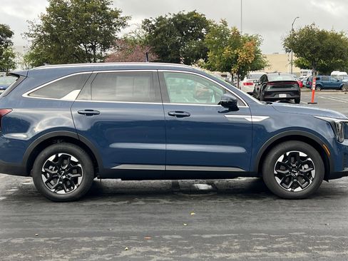 Certified 2025 Kia Sorento S image 3