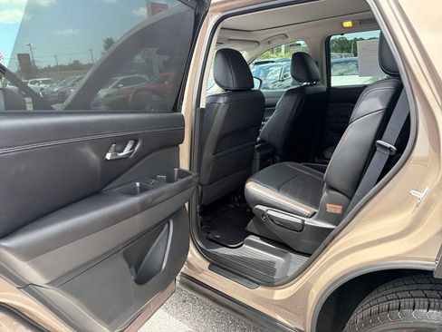 Certified 2024 Nissan Pathfinder Platinum FWD image 24